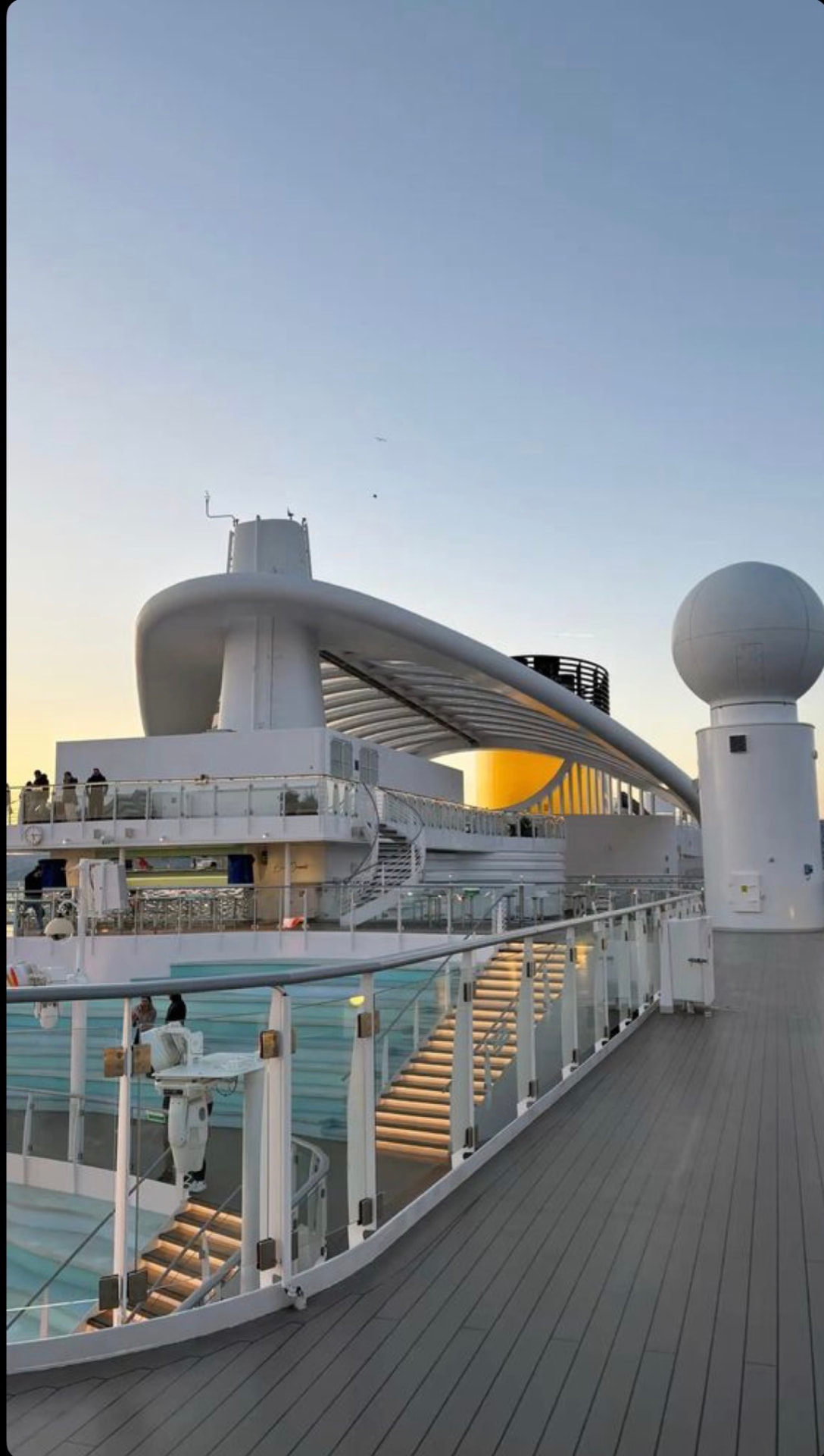 Kreuzfahrt buchen in Arnstadt – Sonnendeck auf einem Kreuzfahrtschiff